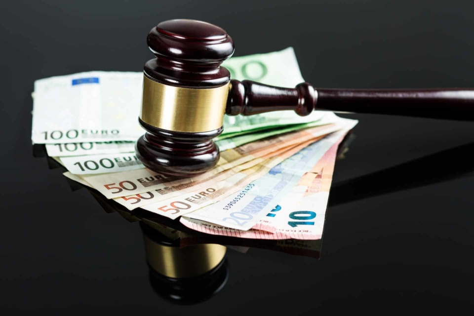 Geldscheine mit Richterhammer