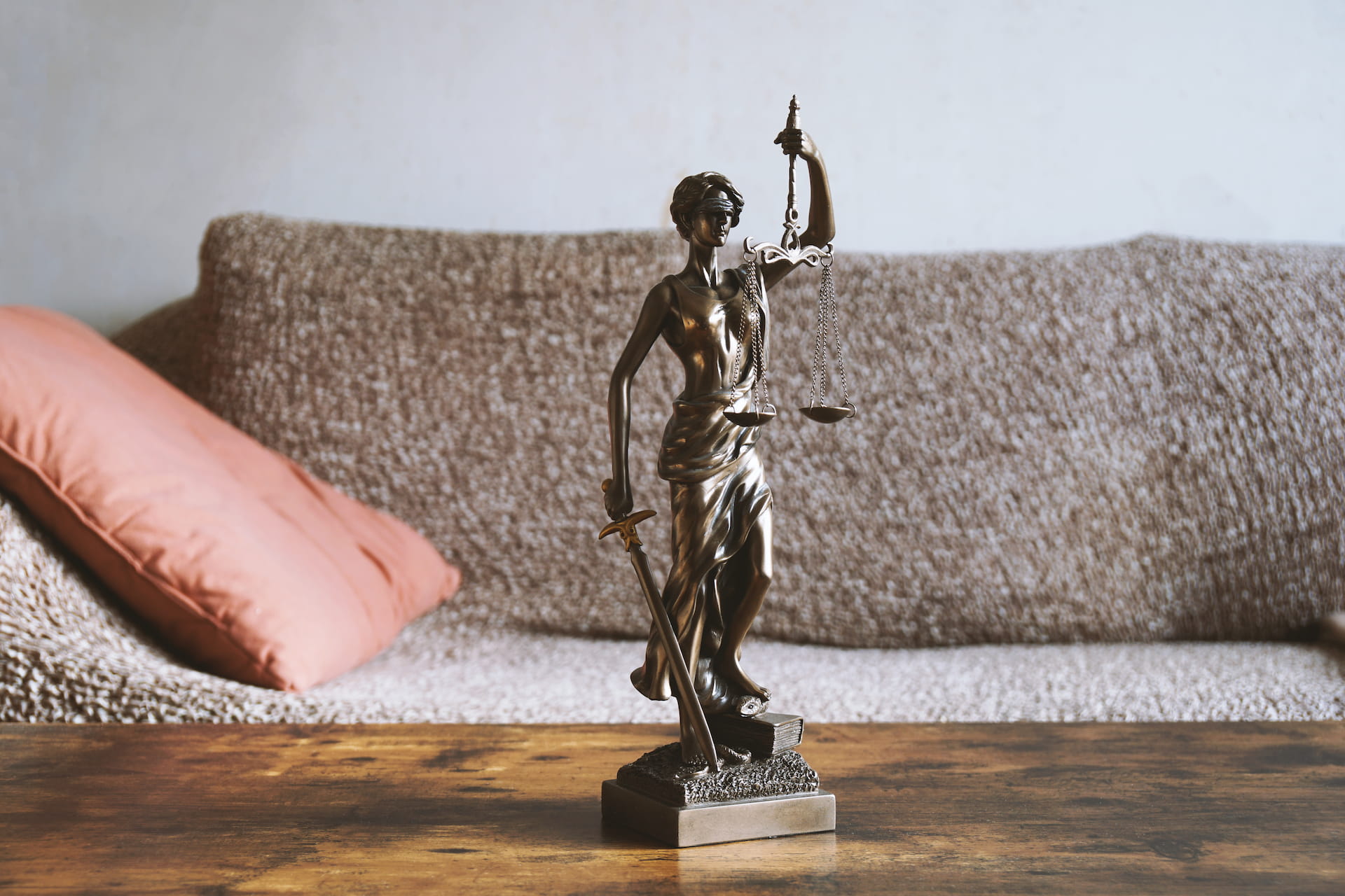 Justitia auf dem Couchtisch