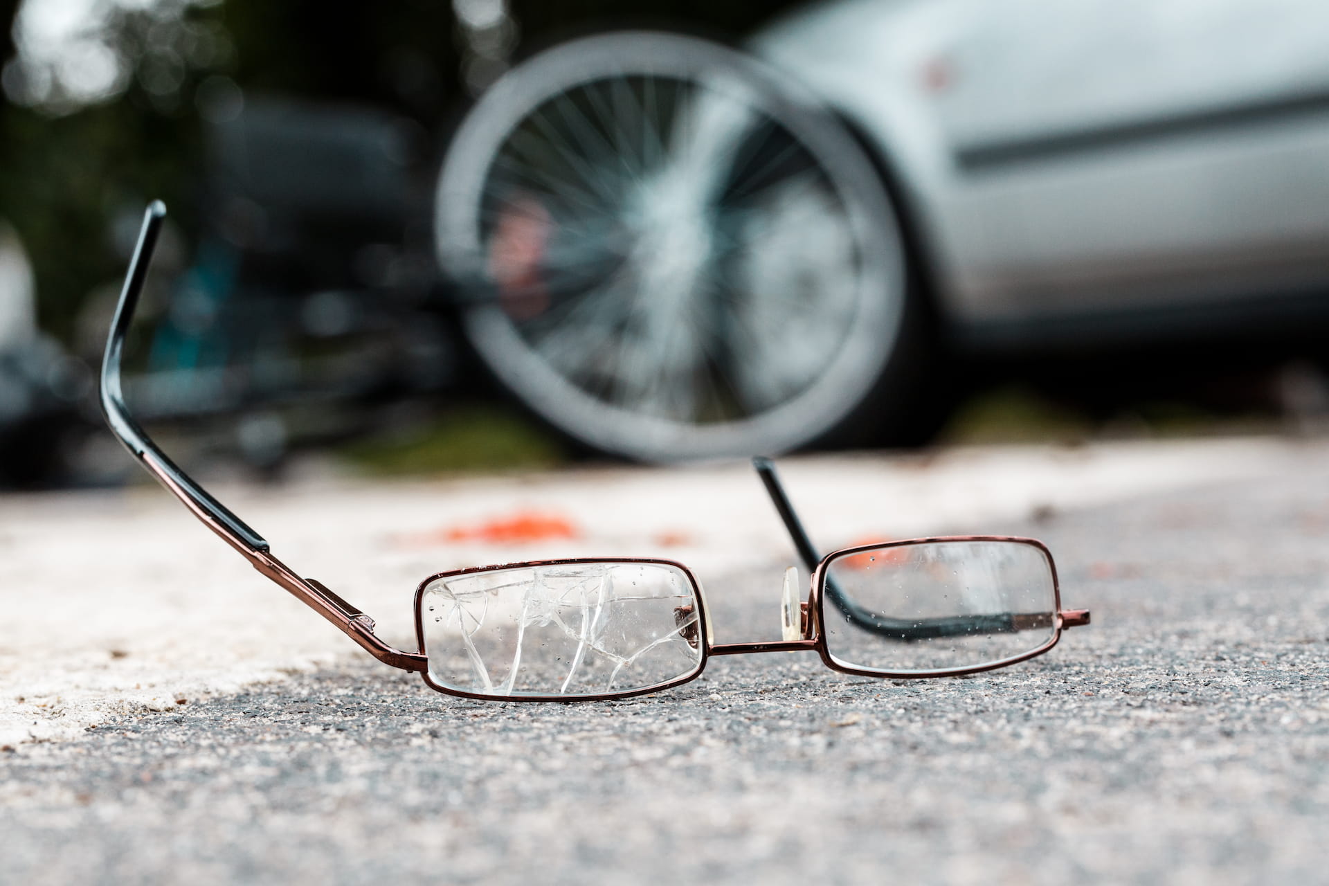 Kaputte Brille auf der Straße